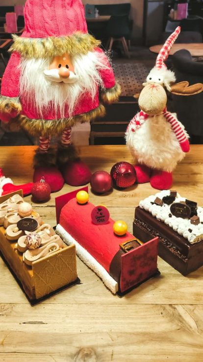 Bûches de Noël et décor de fin d’année
