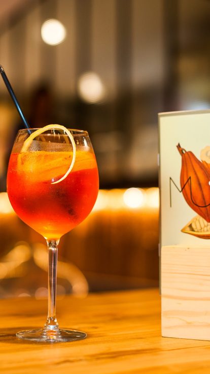 Cocktail au bar, carte des boissons
