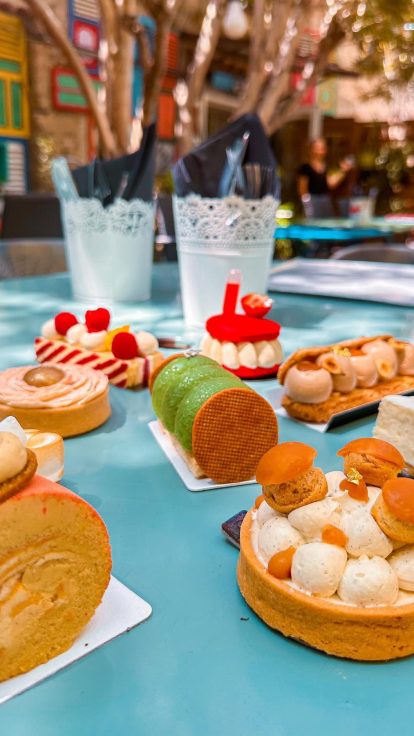 Table garnie de pâtisseries et de desserts