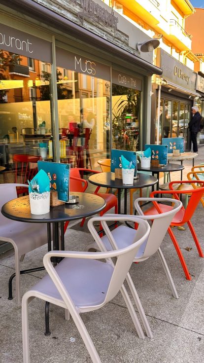 La façade sur la rue, tables en devanture