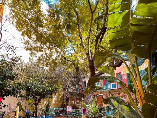 Le jardin du Mugs, une cour ombragée à Saint-Raphaël