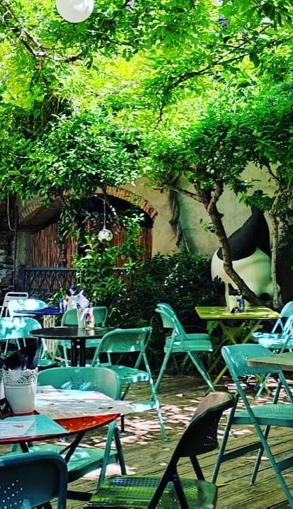 Le jardin en vue large, tables turquoise