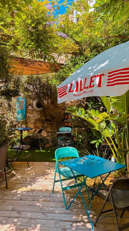 Le jardin, parasol et tables