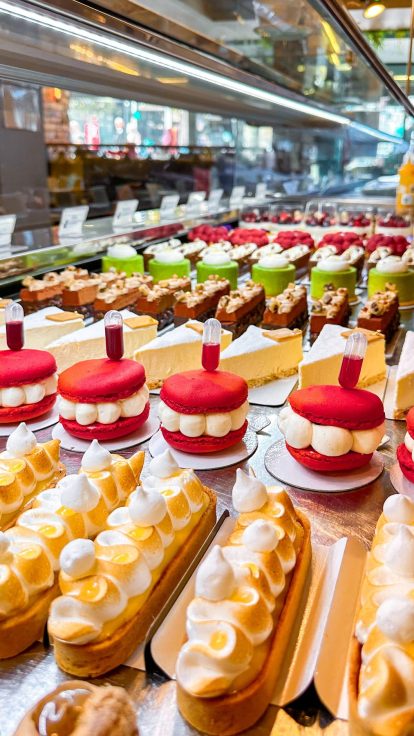 Vitrine d’éclairs et de tartelettes
