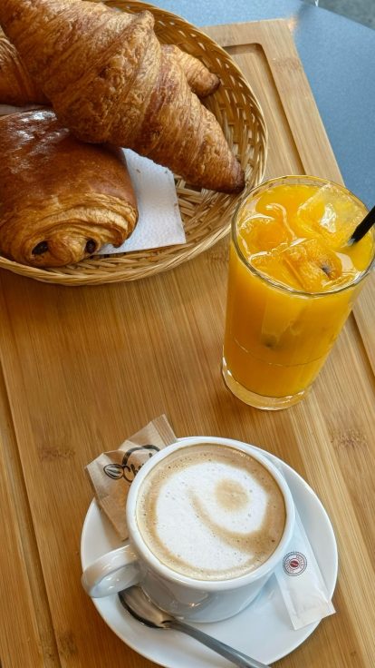 Petit-déjeuner : croissants, jus, cappuccino