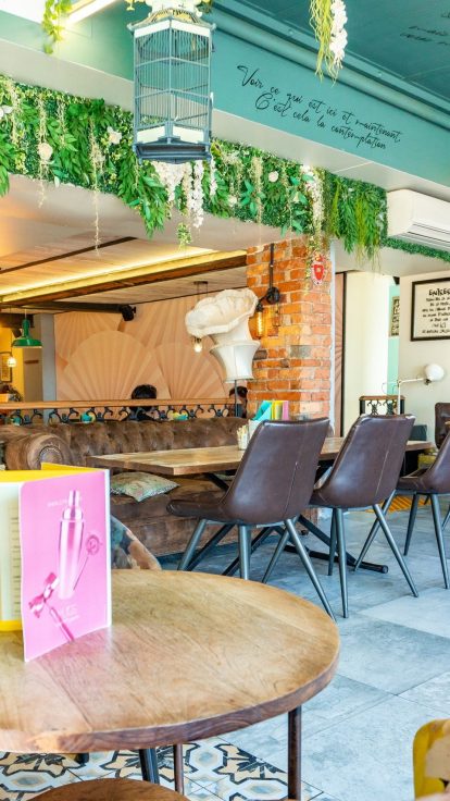 Salle, table et ardoise sous la verdure